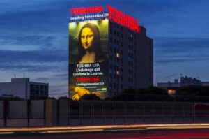 Publicité lumineuse et bâchegéante pour Toshiba à Paris France