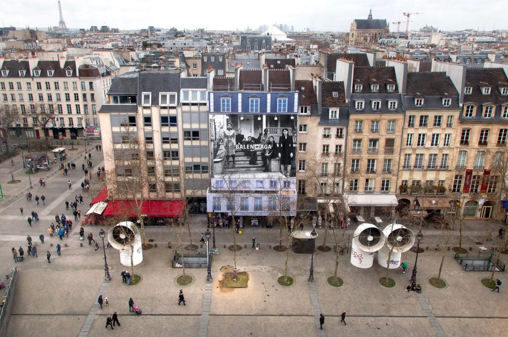 Toile publicitaire DEFI  Balanciaga sur Place Baubourg à Paris