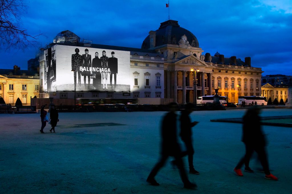 Toile publicitaire sur monument bailleur public, Ecole Militaire