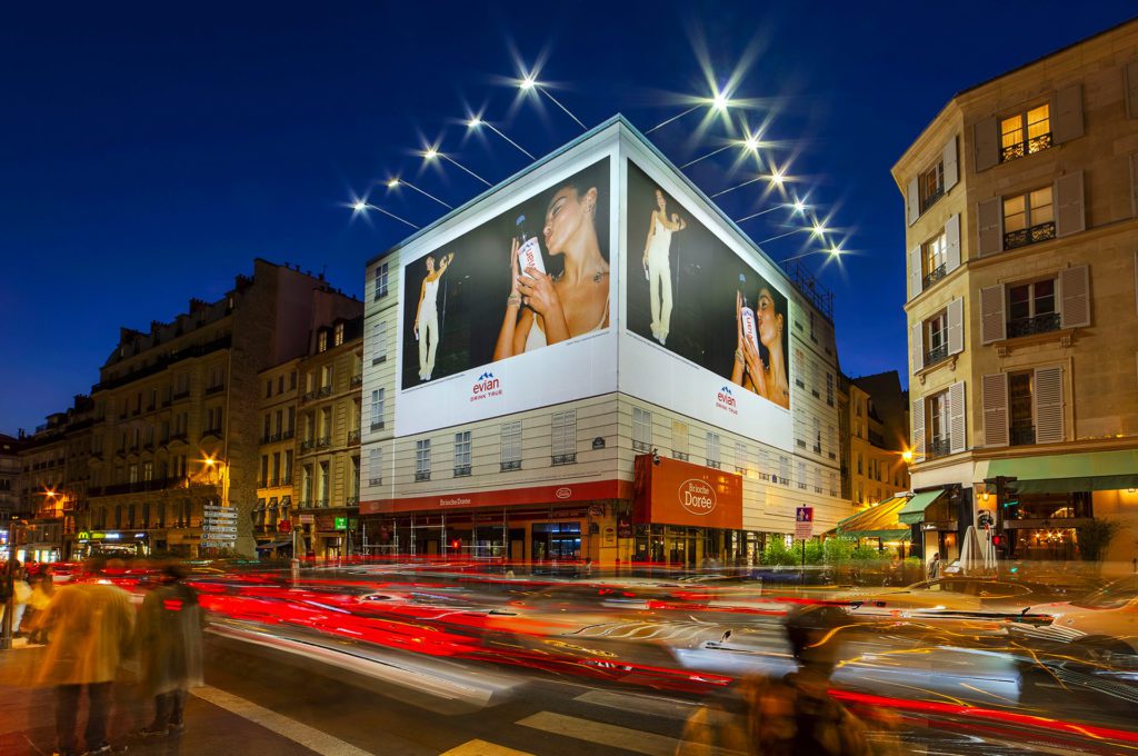 Toiles spectaculaires pour Evian à Paris