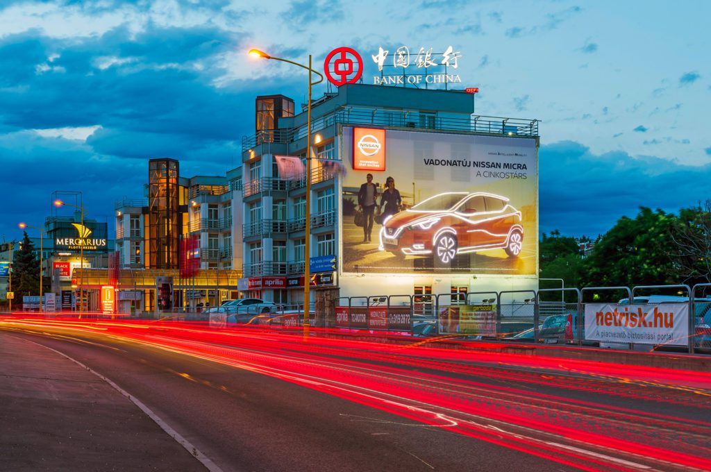 Toile publicitaire DEFI Nissan en Hongrie