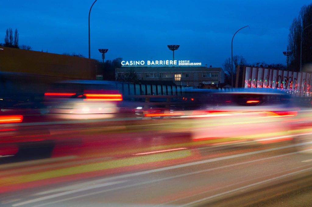 publicité lumineuse pour casino barrière à argenteuil