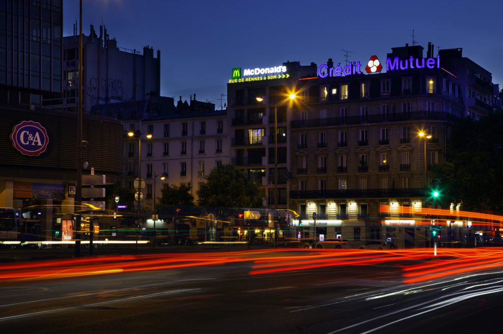 publicité lumineuse avec un directionnel pour McDonalds dans le centre de Paris à côté de la gare Montparnasse