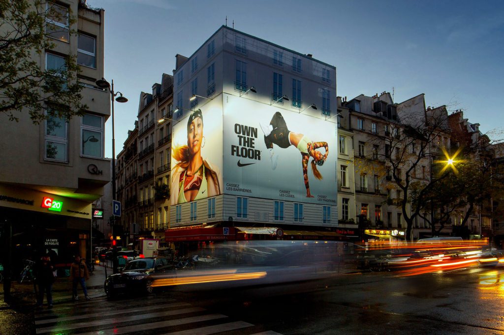 Toile publicitaire Nike rue st martin à Paris