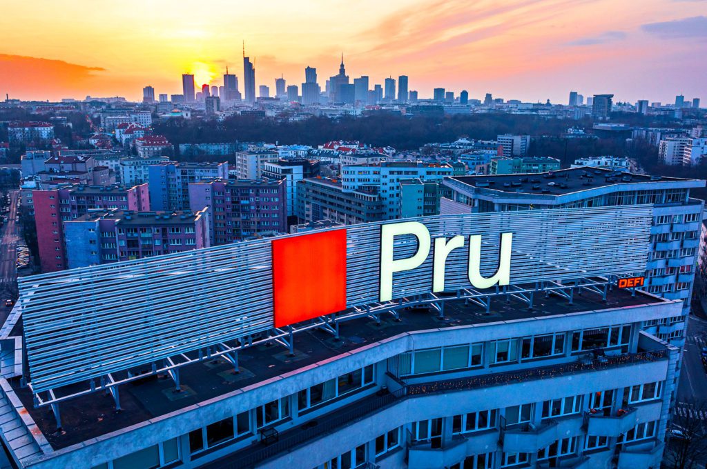 logo lumineux Pru à Varsovie