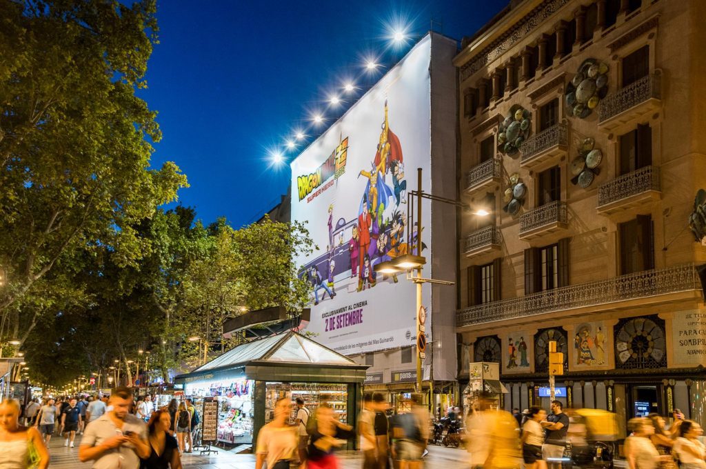 Bâche publicitaire Sony Entertainment pour le film Dragon Ball Super, à Barcelone. 