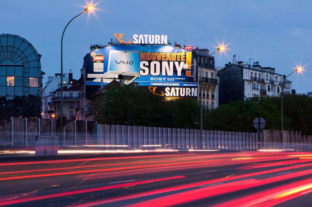 Ancienne publicité lumineuse et toile publicitaire pour Saturn sur le périphérique parisien en 2011