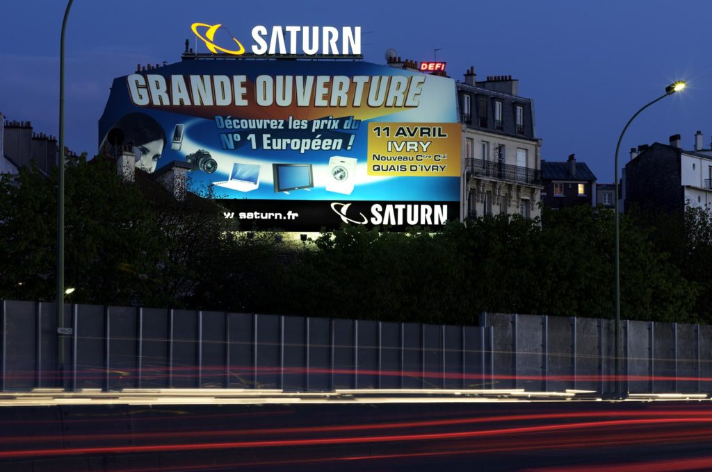 Ancienne publicité lumineuse et bâche monumentale pour Saturn sur le périphérique parisien en 2008