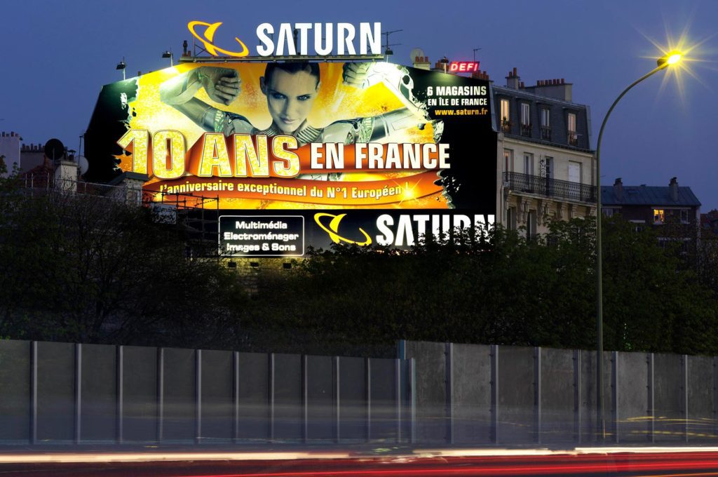 Ancienne publicité lumineuse et toile publicitaire pour Saturn sur le périphérique parisien en 2009