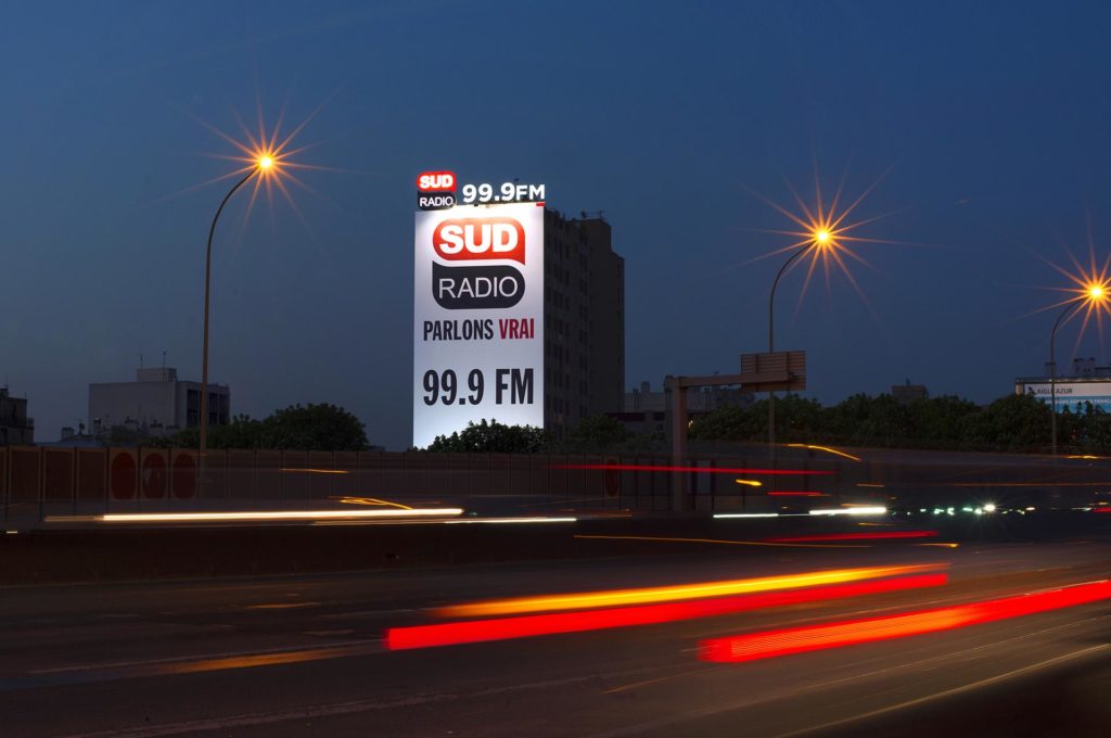 Publicité lumineuse et bâche monumentale pour Sud Radio installées depuis 2018 sur le périphérique parisien