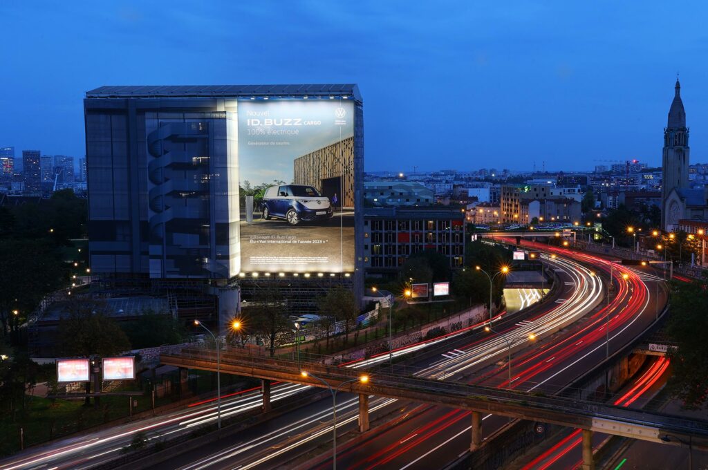 Publicité sur immeuble Volkswagen sur la Cité Internationale Universitaire à Paris