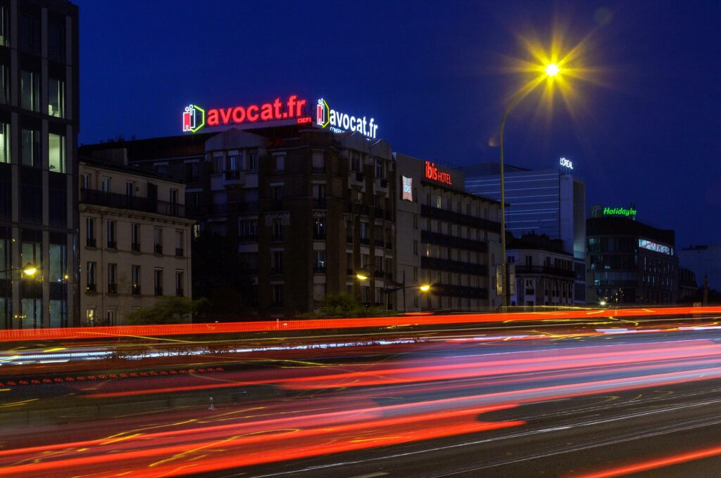 Targeted communication in illuminated advertising for Avocat.fr, seen from Paris ring road