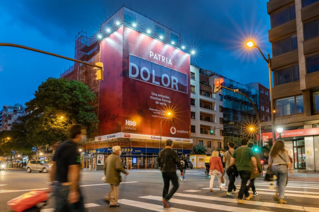 Animated advertising banners for the Patria series in Bilbao, with Vodafone. The canvas consisted of a box whose letters were animated to form different words.