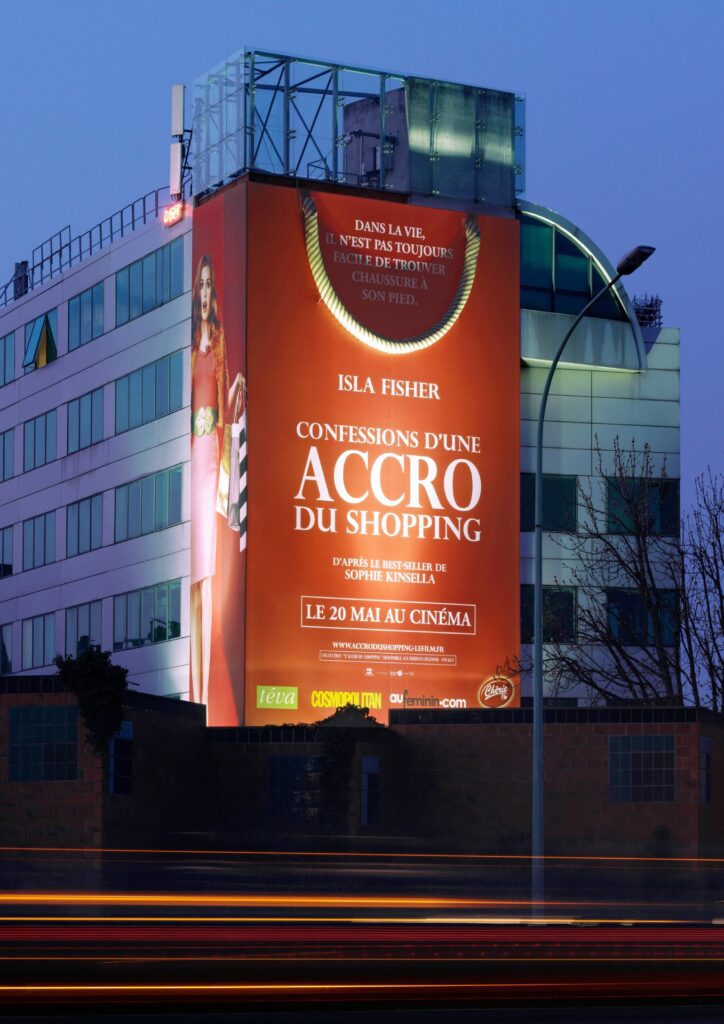 Toile publicitaire avec élément de déformatage pour mettre en avant le film Accro du Shopping à Paris.