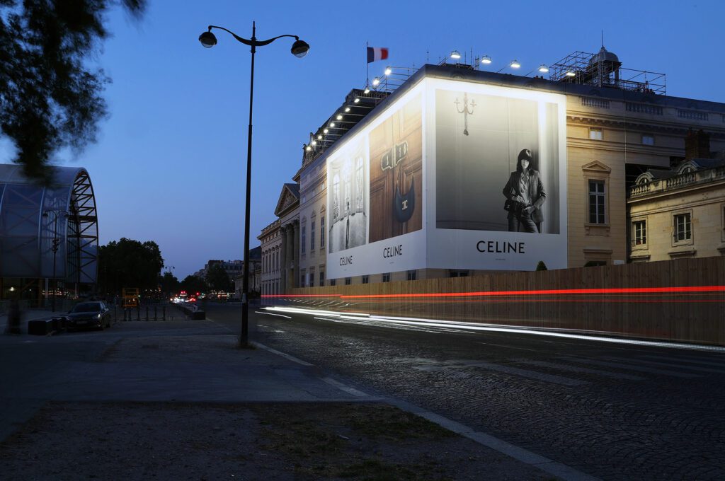 Toile événementielle Céline sur Ecole Militaire - vue de nuit