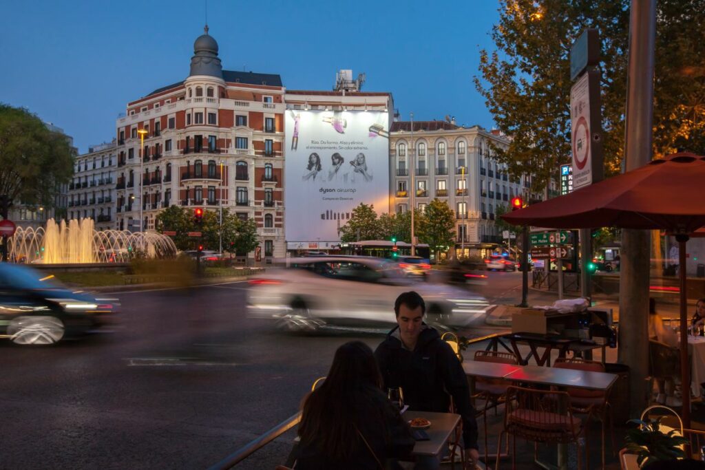 Dyson XXL banner in Madrid, Plaza de Alonzo Martinez