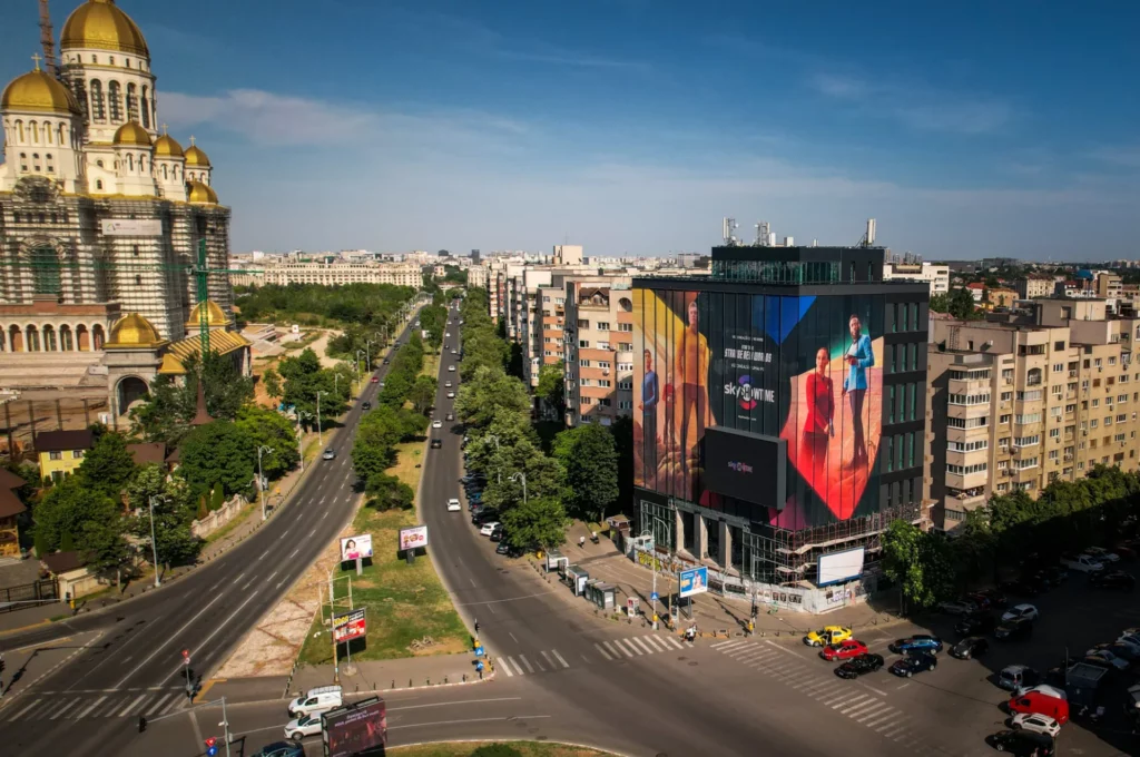 Giant advertising campaign with a DOOH screen and window decals