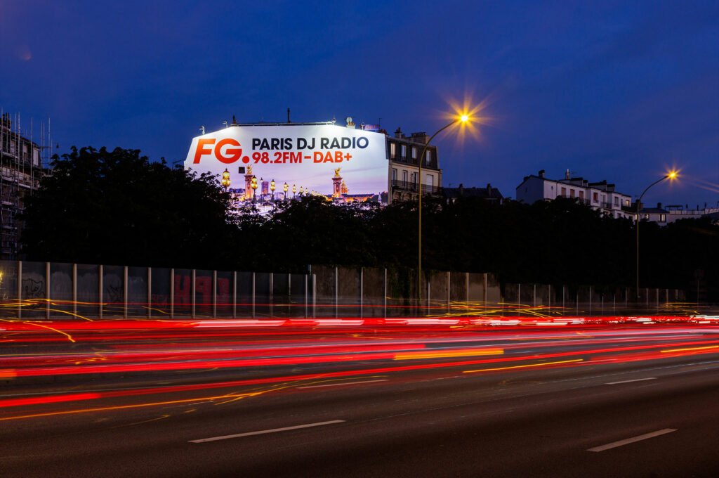 Advertising banner FG Radio in Paris