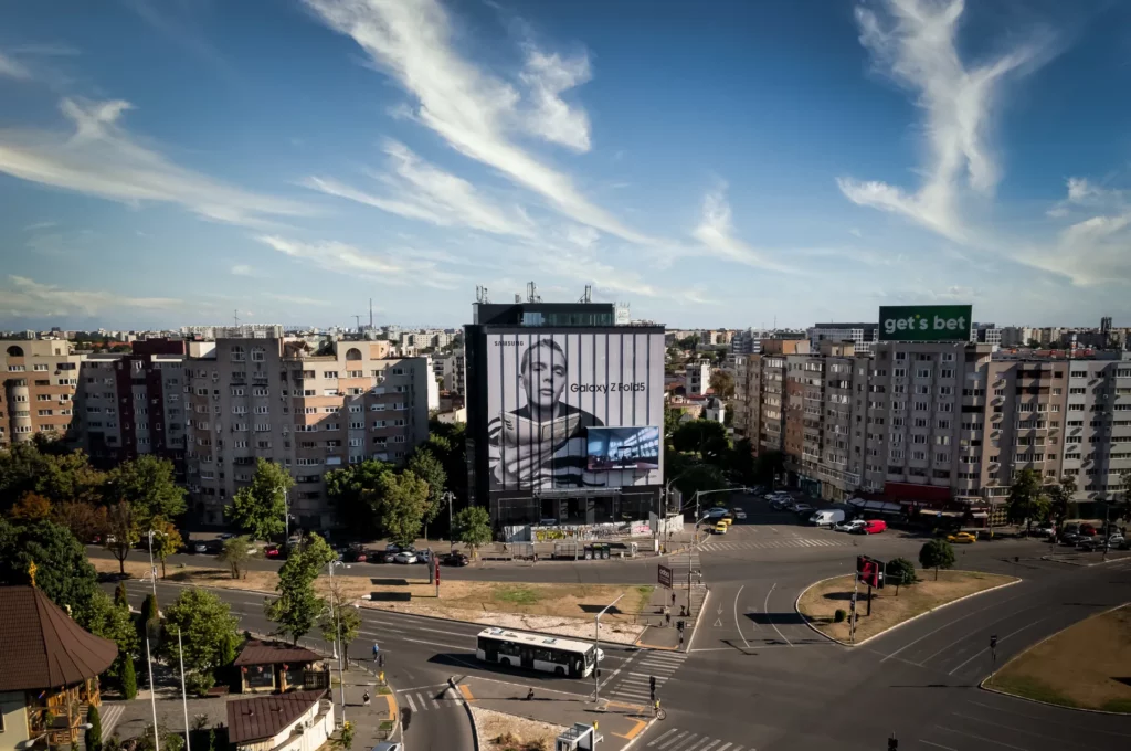Spectacular advertising mixing DOOH and window decals for Samsung
