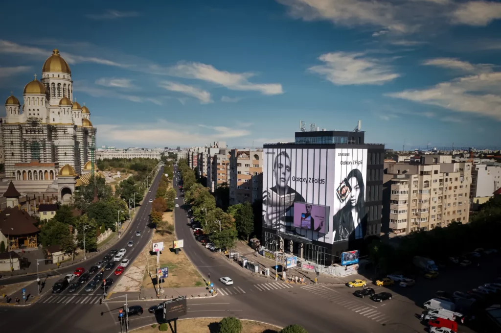 ooh grand format : Toile géante publicitaire pour Samsung à Bucarest