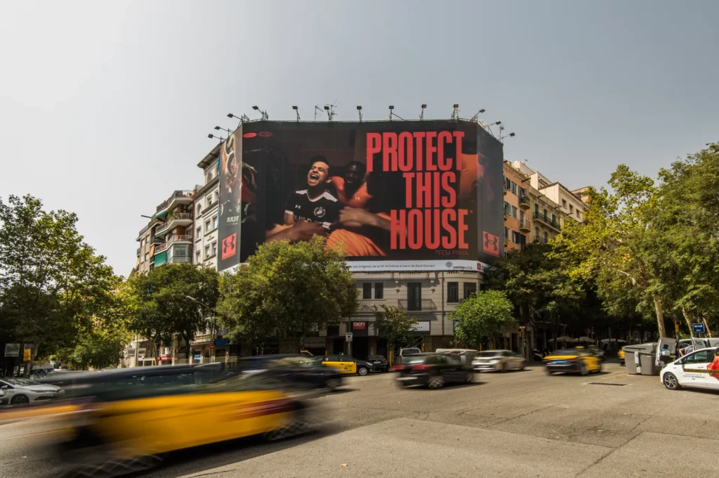 Campagne Protect This house pour Under Armour à Barcelone, Espagne, avec une toile publicitaire géante - Vue de jour