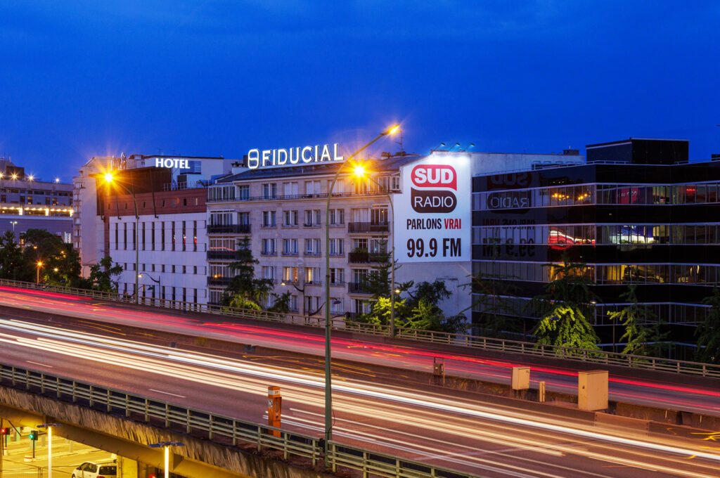 la publicité lumineuse pour FIDUCIAL à Issy les Moulineaux et la toile pour SUD RADIO