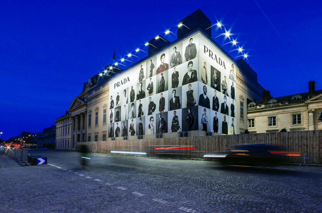 Toile publicitaire Prada sur école militaire à Paris