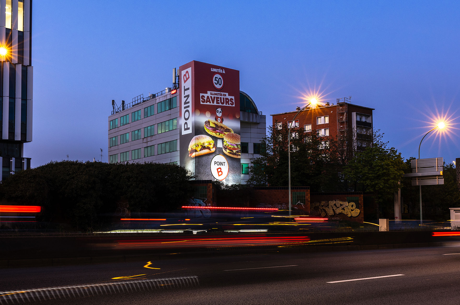Nouvelle toile pour POINT B sur le boulevard périphérique au niveau de la Porte de St Ouen, visible depuis le 1er avril 2025