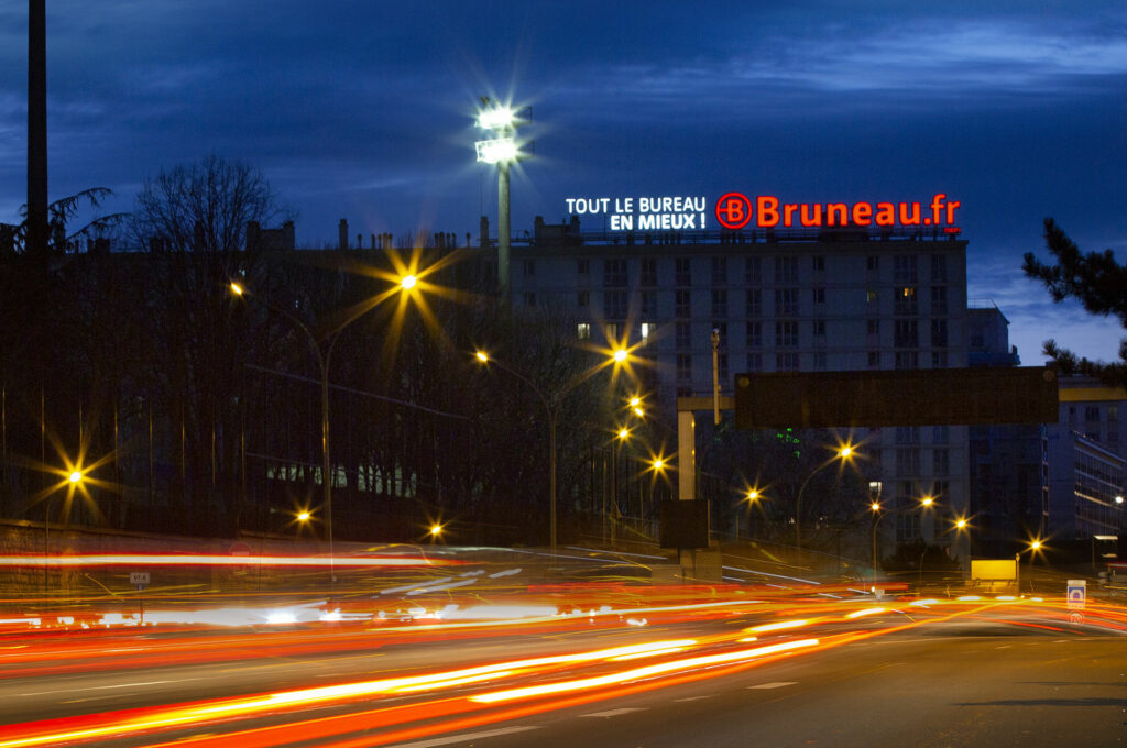 La publicité lumineuse de Bruneau présente sur le boulevard périphérique de Paris dans le 15ème arr. depuis 2015 et ici actualisée en 2020