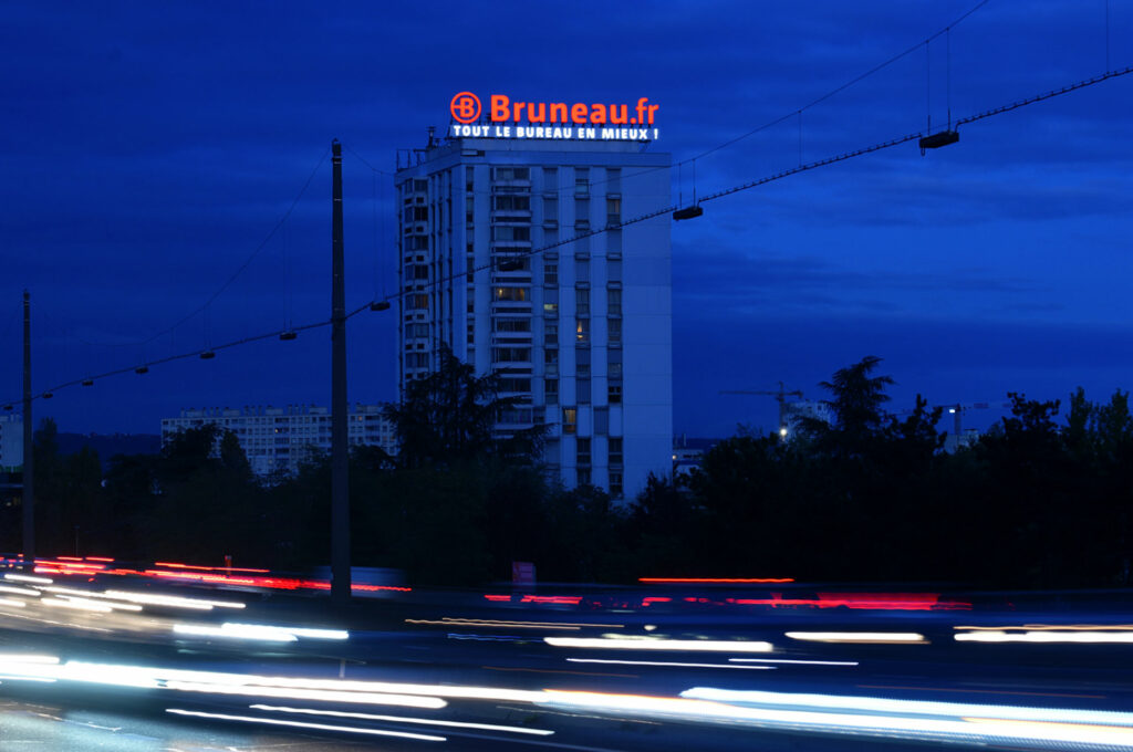 Publicité lumineuse de Bruneau installée à Lyon Bron depuis 2016, ici actualisé en 2019